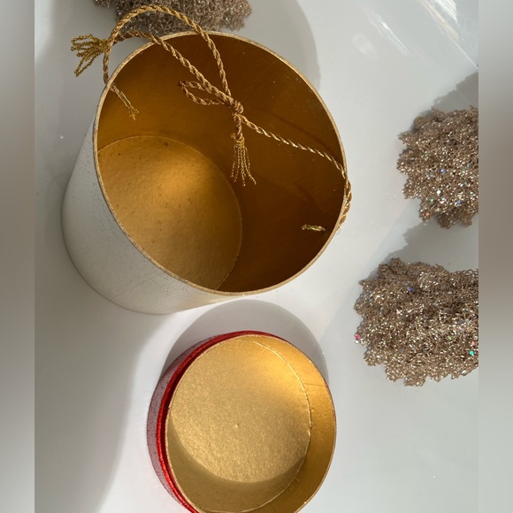 Embellished Gift Box wi Christmas Tree & Gold Metallic Cord
Large - Picture 6 of 10